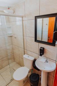 a bathroom with a toilet and a sink at Hostel Casarão Fronteira in Santana do Livramento