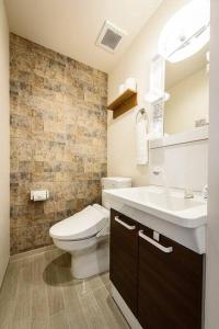 bHOTEL Yutori - Homey w 1BR in Onomichi for 3 Ppl في أونوميتشي: حمام به مرحاض أبيض ومغسلة