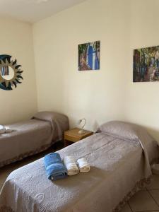 ein Schlafzimmer mit 2 Betten und Handtüchern darauf in der Unterkunft Casa Vacanze Paradise in Santa Maria La Carità