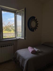 - une chambre avec un lit et une fenêtre dans l'établissement Casa Vacanze Paradise, à Santa Maria La Carità