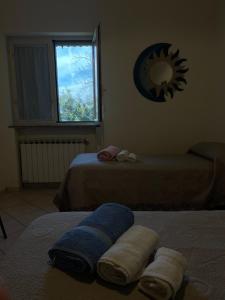 - une chambre avec 2 lits, un miroir et une fenêtre dans l'établissement Casa Vacanze Paradise, à Santa Maria La Carità