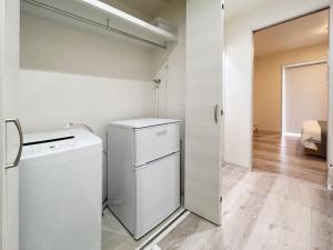 尾道市bHOTEL Yutori - Nice Apt in Onomichi near the Station for 3Ppl的配有洗衣机和烘干机的洗衣房