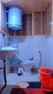 y baño con lavabo y aseo. en Hotel Mehak And Restarunt, en Pahalgām