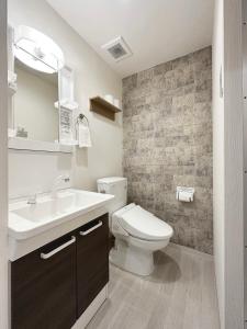 y baño con aseo blanco y lavamanos. en bHOTEL Yutori - Simple 1BR Apartment in Onomichi for 3 Ppl, en Onomichi
