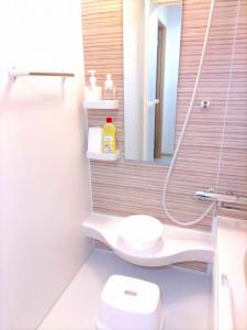 uma casa de banho com um WC, um chuveiro e um lavatório. em 麗base野芥 em Fukuoka