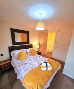 1 dormitorio con 1 cama con 2 toallas en 2 bed (Sleeps 3/4) Duplex Apartment - Chester UK, en Chester