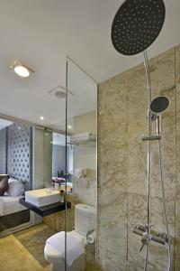Bathroom sa Serela Cihampelas by KAGUM Hotels