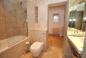 a bathroom with a toilet and a tub and a sink at 7a in London +20 photos