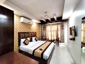 Postel nebo postele na pokoji v ubytování Hotel Delhi Pride, Karol Bagh