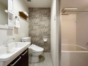 尾道市にあるbHOTEL Yutori - Cozy Nest in Onomichi City for 3ppl near the Stationのトイレ、洗面台、浴槽を備えたバスルーム