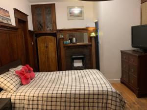1 dormitorio con 1 cama con arco rojo en Vancouver guest house en Vancouver
