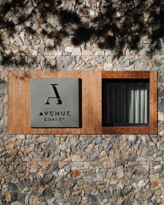 a sign on the side of a stone wall at Avenue Chalet in Špindlerův Mlýn