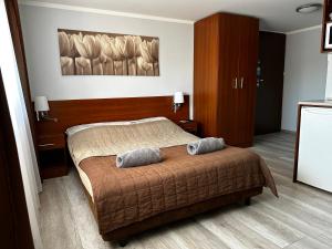 1 dormitorio con 1 cama con 2 almohadas en Kompleks Apartament-Serwis, en Cracovia