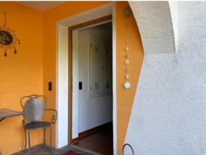 un corridoio con tavolo e sedia in una stanza di Urlaubstraum a Sankt Veit an der Glan