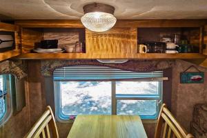 comedor con mesa y ventana en The Dutchman (Presque Isle Campground #3) en Presque Isle