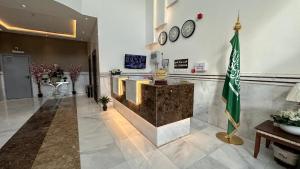 فندق ملتزم النسيم في مكة المكرمة: لوبي مع العلم وسط الغرفه