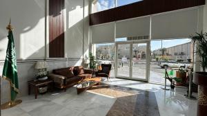 فندق ملتزم النسيم في مكة المكرمة: غرفة معيشة مع أريكة جلدية في مبنى