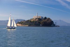 una barca a vela in acqua con una casa su un'isola di Calista Organic Hotel a San Francisco
