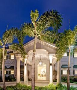 un grupo de palmeras frente a un edificio en Luxury 5 BR Villa in Sandy Lane en Saint James