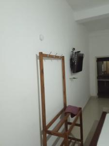 ein Zimmer mit einem Stuhl in der Ecke eines Zimmers in der Unterkunft Visaka Hotel - Kataragama in Kataragama