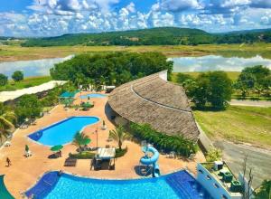 una vista aérea de un complejo con piscina en Apartamento em Caldas Novas, en Caldas Novas