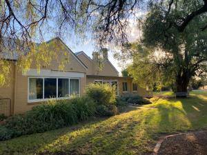 a house with a tree in the yard at Corowa Oakleigh Hideaway in Hopefield