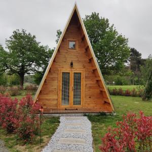 una pequeña casa de madera con techo triangular en Tipi Apache des monteaux, en Vivy