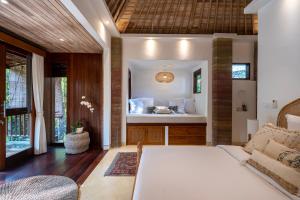 Postel nebo postele na pokoji v ubytování The Kayuan Lumbur Resort Ubud
