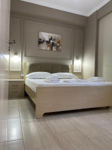 ein Schlafzimmer mit einem großen Bett in einem Zimmer in der Unterkunft Durmishi Rooms & Apartments & Beach in Sarandë