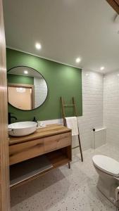bagno con lavandino, specchio e servizi igienici di The Nook a Maleme