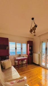 een woonkamer met een bed en een tafel. bij Endless view in Thessaloniki