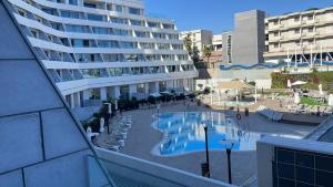 un complexe avec une piscine et un hôtel dans l'établissement Sea View Coral - City Center Amazing Pool, à Eilat