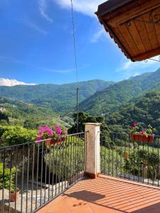 balcone con vista sulle montagne di Villa 5 minutes from the sea, with breathtaking views - Villa a 5 min dal mare, con vista mozzafiato 