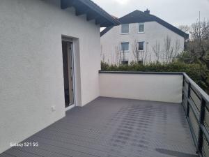 - un balcon d'une maison blanche avec une porte dans l'établissement Wohnung Adam, à Kelkheim