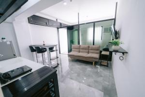 Kuchyň nebo kuchyňský kout v ubytování Royal Oceancrest Mactan Condominium Unit 1418