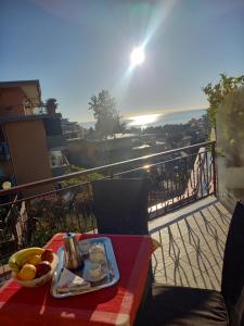 una bandeja de comida en una mesa en un balcón en Appartamento Vista Mare Stella Marina en San Remo