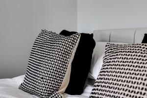 duas almofadas pretas e brancas numa cama em Contract workers, Professionals, Families, Parking em Crewe