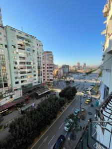 - une vue sur une rue de la ville avec des voitures et des bâtiments dans l'établissement SkyBase, à Tirana