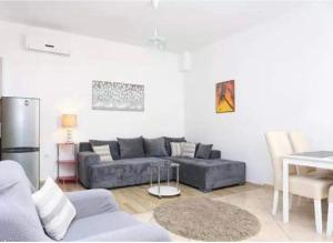 sala de estar con sofá y mesa en Apartment Andela, en Kaštela
