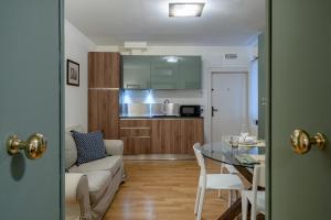 uma sala de estar com um sofá, uma mesa e uma cozinha em Mezzanino 4438 em Veneza