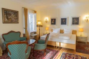 1 dormitorio con 1 cama, mesa y sillas en Gästehaus Englischer Garten en Múnich