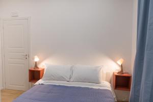 - une chambre avec un lit et 2 lampes sur les tables dans l'établissement Posterla22, à Bologne