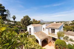 an aerial view of a white house with trees at Casa Nunca Javea: geniet van het uitzicht in Jávea