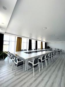 una sala conferenze con un lungo tavolo e sedie di Гостевой дом Дастан, Guest House Dastan a Bulan Sogottuu