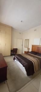 um quarto com uma cama grande e uma secretária em Hilton inn em Ladysmith