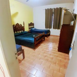 - une chambre avec 2 lits et une télévision dans l'établissement Hotel River Plaza, à Rio Novo