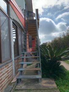 una escalera que conduce a la parte lateral de un edificio en Appartamento da Patrizia, en Simaxis