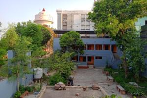 una vista aérea de un edificio con una mezquita en GRG Kameshwar Bhawan Rajgir, en Rajgir