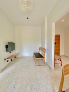 Calamint Residence Hotel ( คาลามิ้นท์)的电视和/或娱乐中心