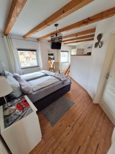 een slaapkamer met een bed in het midden van een kamer bij Ferienwohnung Ambiente in Garmisch-Partenkirchen